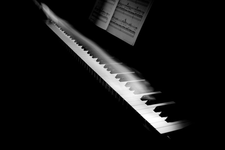 piano black and white motion motion blur lovely photo 768x512