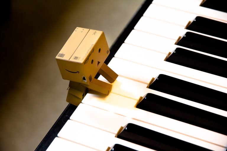 toy robot playing piano 768x512